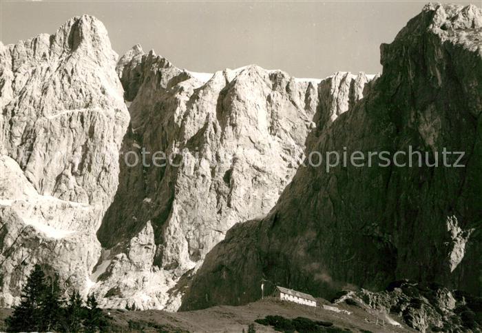 Ramsau Dachstein Steiermark Dachsteinsuedwandhuette mit Dirndl Berghuette Dachst