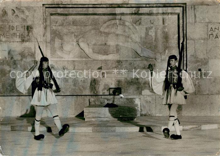 Athens Athen Monument of the unknown Soldier Wache an Grab des unbekannten Solda