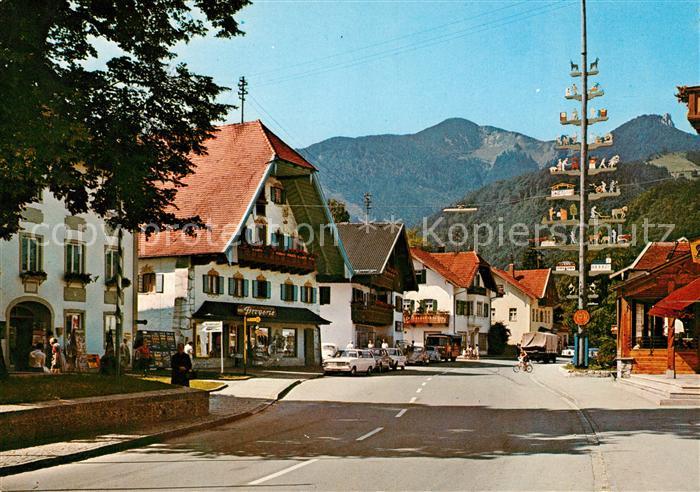 Grassau Chiemgau Dorfplatz Maibaum mit Hochplatte Chiemgauer Alpen