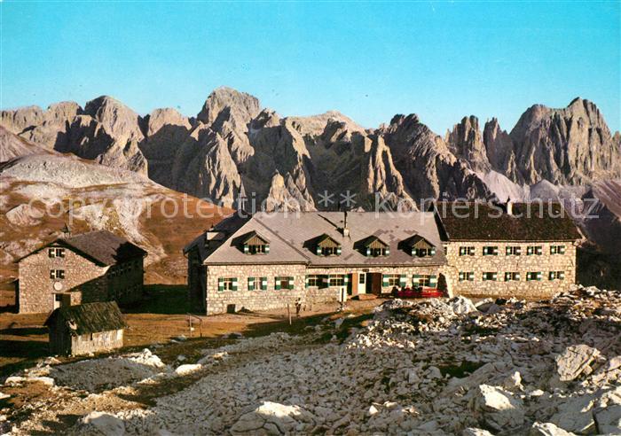 Schlern Schlernhaeuser gegen den Rosengarten Dolomiten Rufigio Bolzano