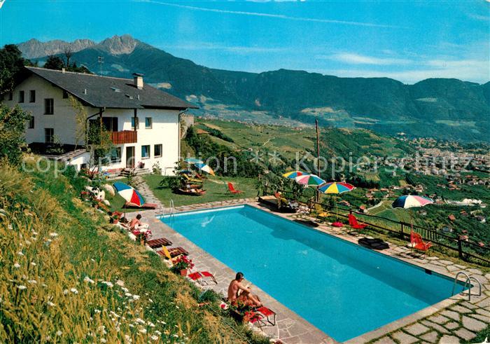 Dorf Tirol Pension Oberanger Swimming Pool Landschaftspanorama
