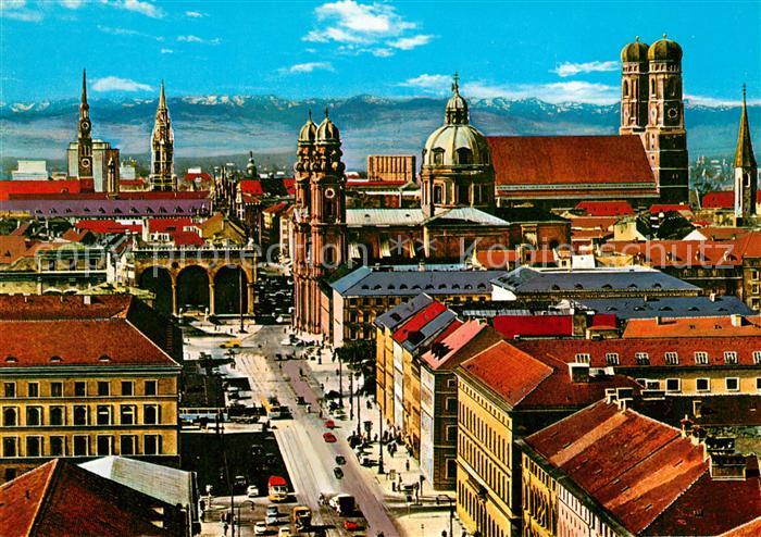 Muenchen Ludwigstrasse mit Blick auf Zentrum Frauenkirche Alpen