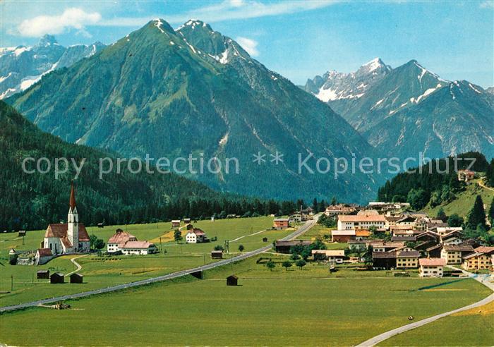 Elbigenalp mit Wetterspitze Sonnenkogeln Rotschrofenspitze Griesstalspitze Lecht