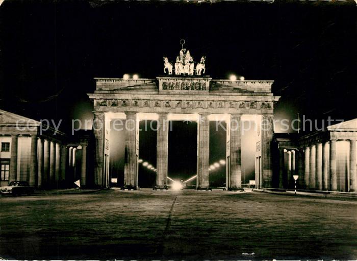 BERLIN  CITY Brandenburger Tor Quadriga bei Nacht
