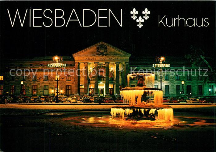 Wiesbaden Kurhaus Brunnen unter Beleuchtung bei Nacht