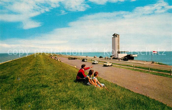 Afsluitdijk met monument Abschlussdeich