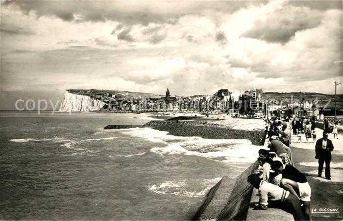 Mers-les-Bains La plage et la digue vers les falaises d amont