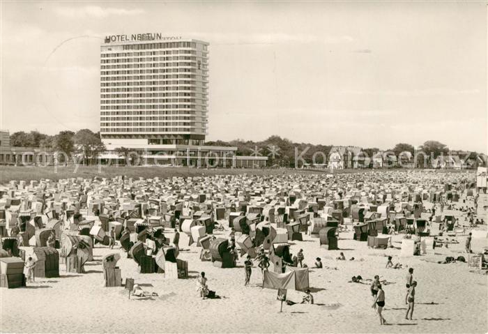Warnemuende Ostseebad Strand mit Blick zum Hotel Neptun