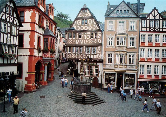 Bernkastel-Kues Historischer Markt Rathaus St Michael Brunnen Fachwerkhaus Altst