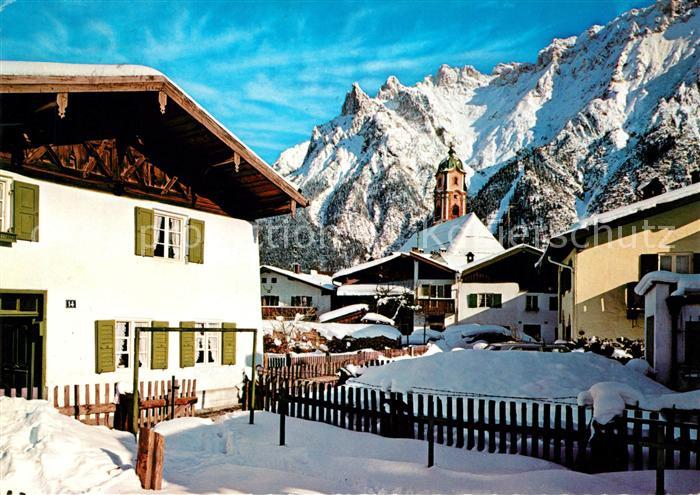 Mittenwald Bayern Ortsmotiv mit Kirche im Winter Karwendelgebirge