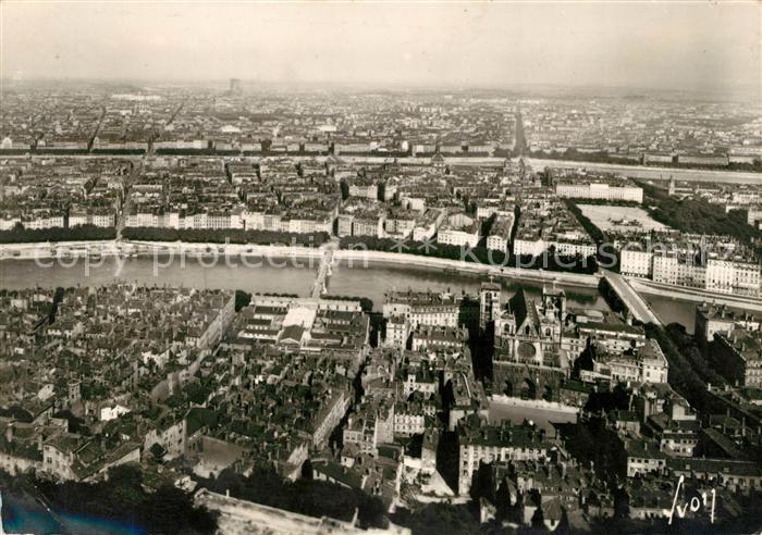 Lyon France Vue generale sur le quartier Bellecour au pemier plan la cathedrale