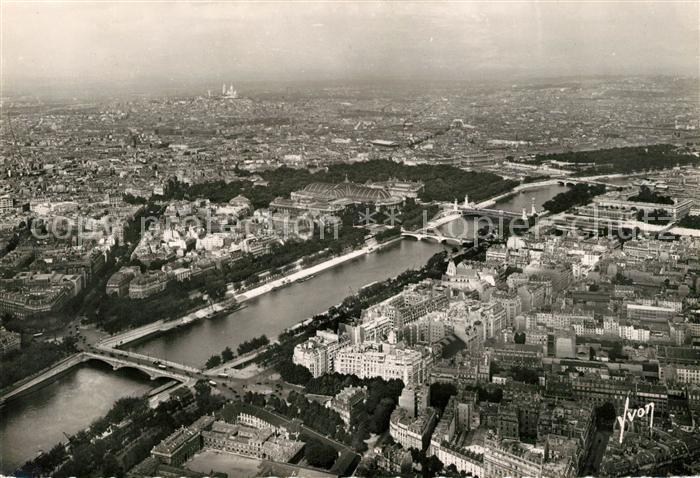 Paris Vue panoramique de la Tour Eiffel sur la Seine et la butte Montmartre