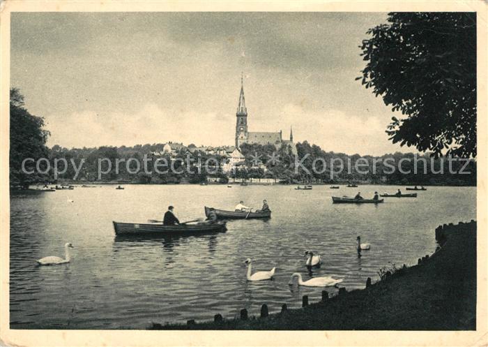 Chemnitz Schlossteich mit Schlosskirche Schwaene Bootfahren