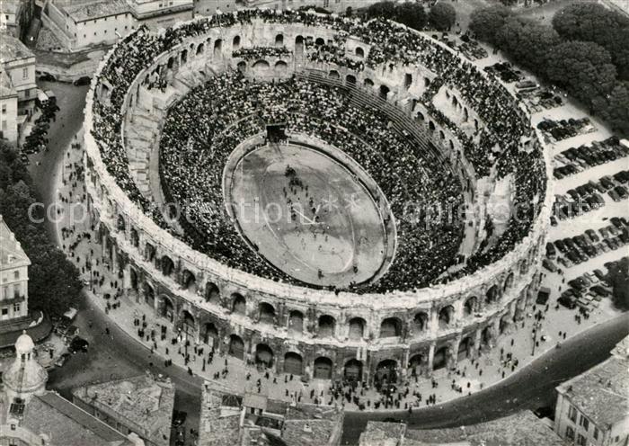 Nimes Vue aerienne sur les arenes un jour de Corrido