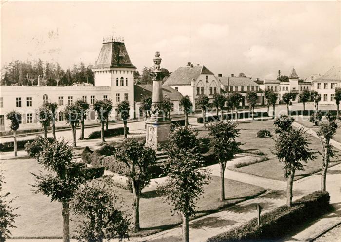 Putbus Ruegen Marktplatz mit HO Gaststaette Deutsches Haus Denkmal
