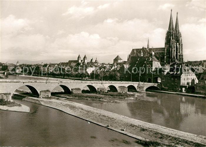 REGENSBURG Bayern Donau Steinerne Bruecke und Dom