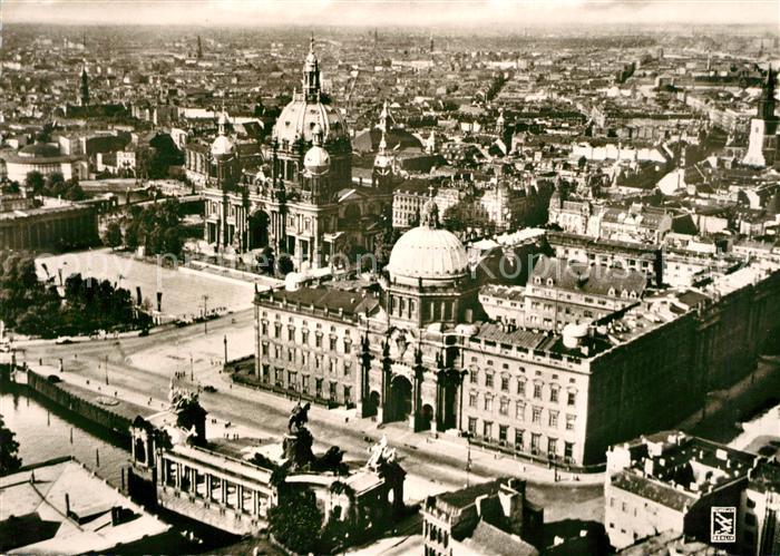 BERLIN  CITY Dom und Schloss Fliegeraufnahme
