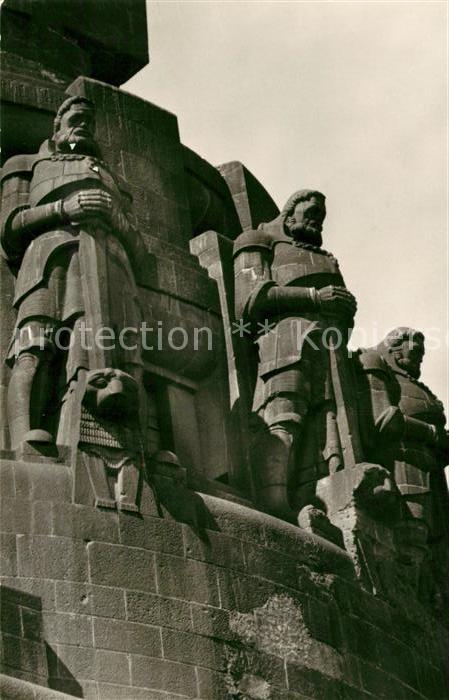 LEIPZIG Sachsen Voelkerschlachtdenkmal Figuren Waechter der Freiheit