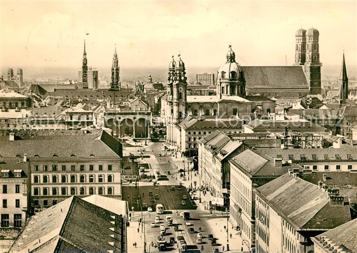 Muenchen Ludwigstrasse mit Blick auf Zentrum Rathaus Frauenkirche