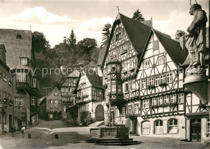 Miltenberg Main Marktplatz und Brunnen Fachwerkhaeuser Altstadt Statue
