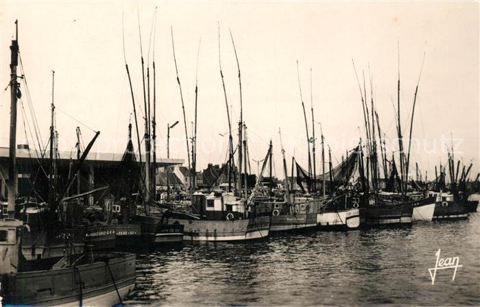 Segelboote Guilvinec Thonniers et Chalutiers a Quai