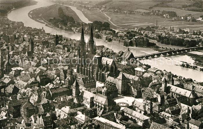 REGENSBURG Bayern Fliegeraufnahme Dom Steinerne Bruecke