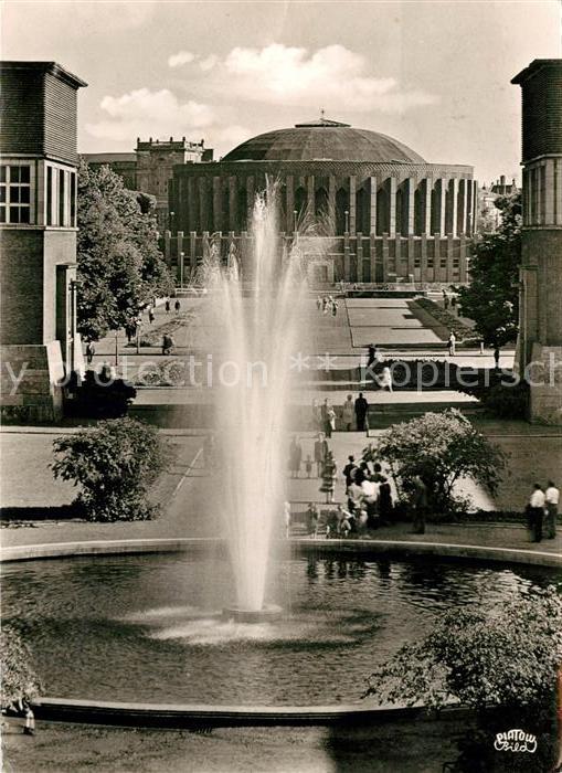 Duesseldorf Ehrenhof mit Rheinhalle Fontaene