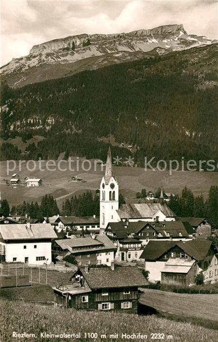 Riezlern Kleinwalsertal Vorarlberg Ortsansicht mit Kirche Hochifen