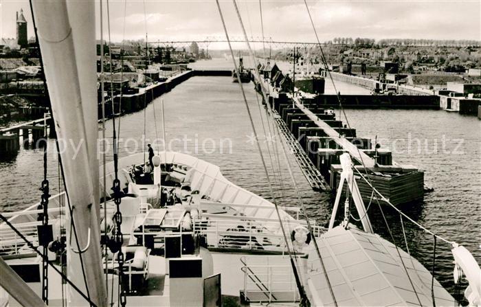 Holtenau Kiel Kanaleinfahrt mit Schleusen