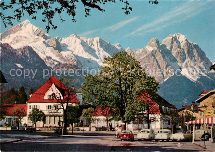 GARMISCH-PARTENKIRCHEN Bayern Marktplatz gegen Zugspitzgruppe Wettersteingebirge