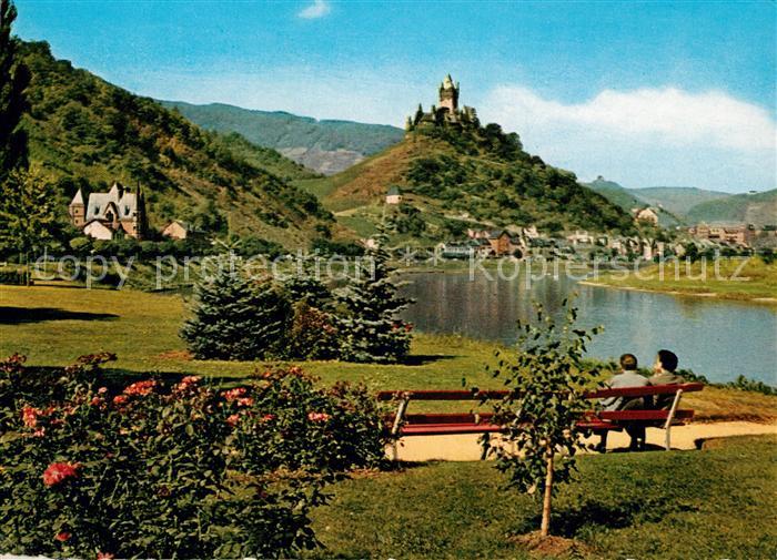 Cochem Mosel Uferpartie am Fluss mit Blick zur Burg