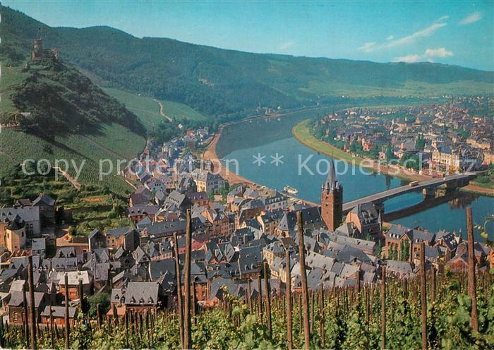Bernkastel-Kues Panorama Moseltal mit Ruine Landshut Weinberge