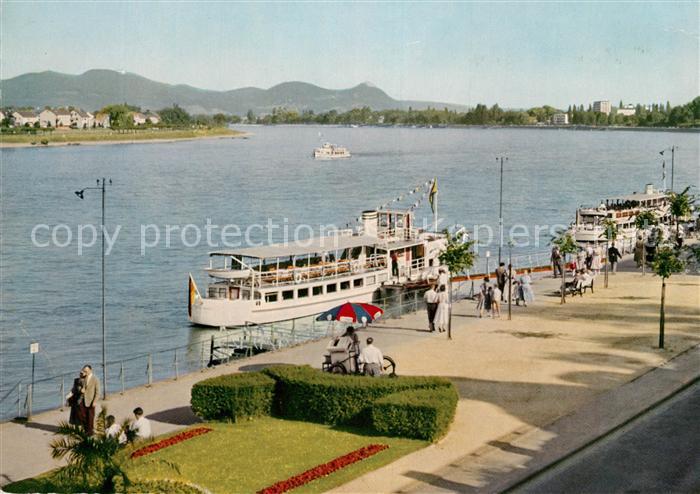 Bonn Rhein Rheinpromenade mit Blick zum Siebengebirge Rheinfaehre