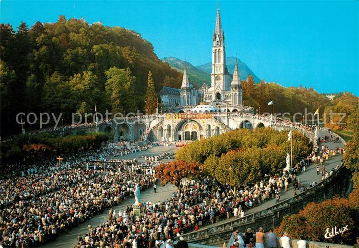 Lourdes Hautes Pyrenees Les Malades assistant au Chemin de Croi