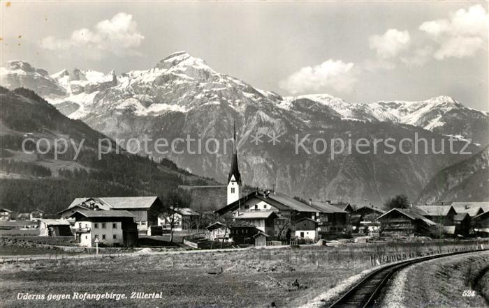 Uderns Ortsansicht mit Kirche gegen Rofangebirge