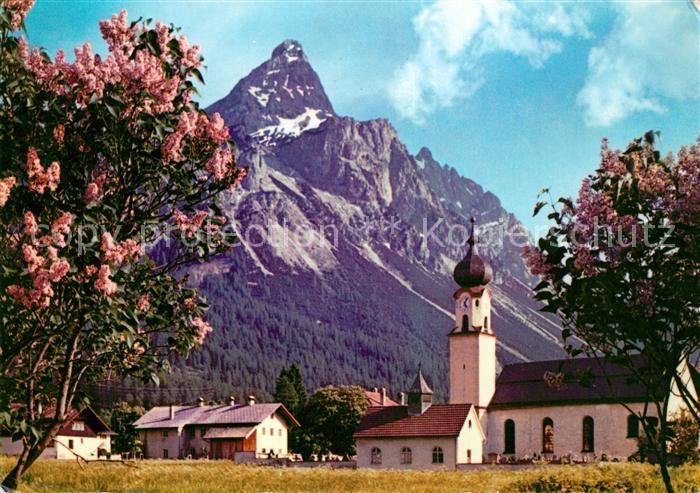 Ehrwald Tirol Ortsansicht mit Kirche Baumbluete Sonnenspitze Mieminger Kette