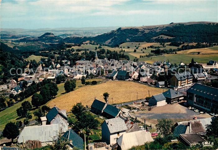 Besse en Chandesse Vue generale a l Horizon le Puy Saint Pierre