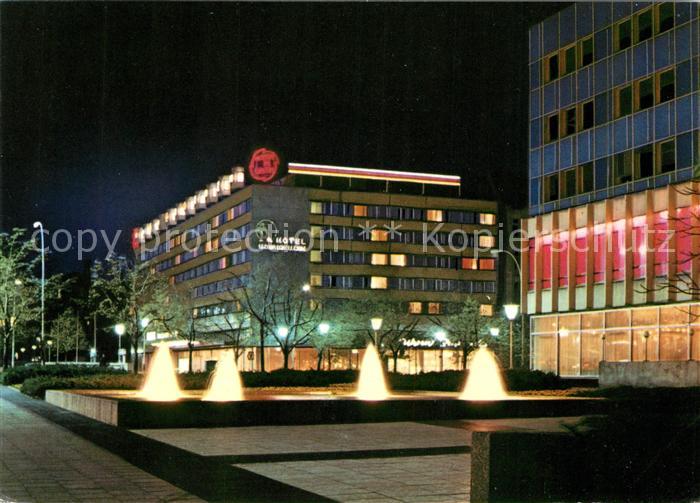 BERLIN DE Hotel Unter den Linden Wasserspiele Nachtaufnahme Hauptstadt der DDR
