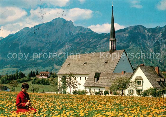 Bayerisch Gmain Pfarrkirche St Nikolaus von der Fluee mit Hochstaufen Maedchen i