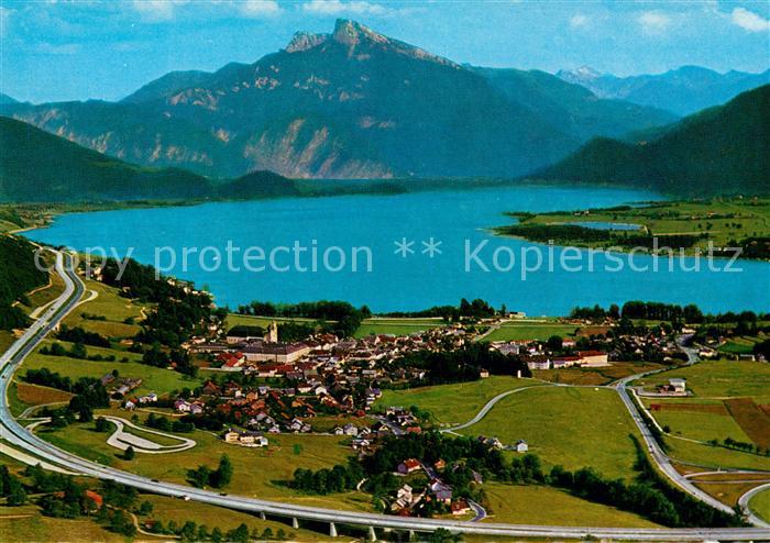 Mondsee Salzkammergut mit Schafberg Autobahn Salzburg Wien Fliegeraufnahme