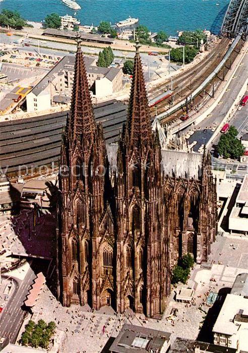 Koeln Rhein Koelner Dom mit Blick zum Rheinufer Fliegeraufnahme