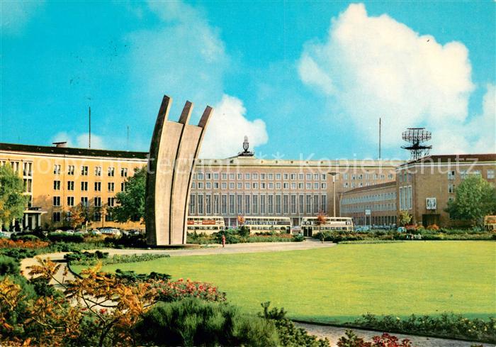 Tempelhof Berlin Flughafen Platz der Luftbruecke mit Luftbrueckendenkmal