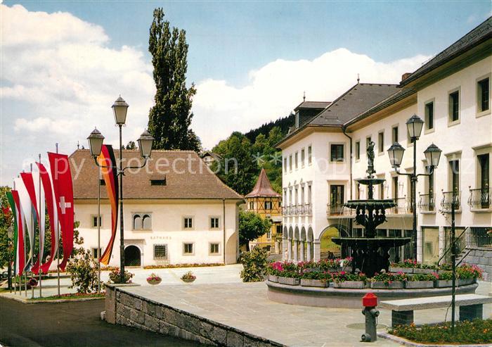 Millstatt Millstaettersee Rathaus mit Kurhaus Kongresshaus Brunnen Fahnen