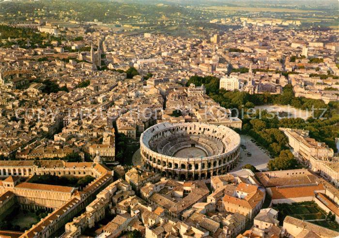 Nimes La Ville et les Arenes vue aérienne