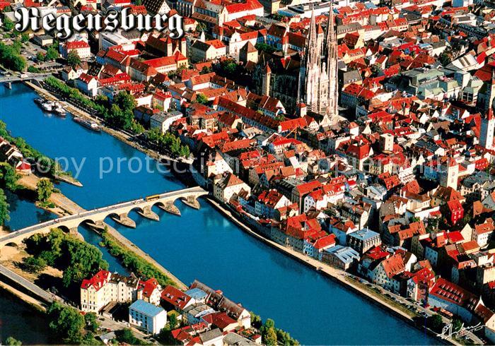 REGENSBURG Bayern Altstadt mit Steinerner Bruecke ueber die Donau Fliegeraufnahm