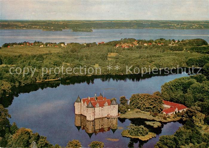 Gluecksburg Ostseebad Wasserschloss an Flensburger Foerde im Hintergrund daenisc