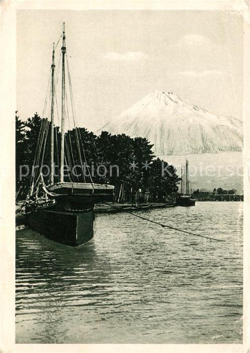 Honshu Japanische Kuestenlandschaft im Hintergrund der Fuji Vulkan