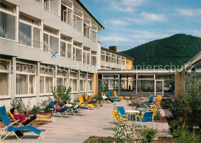 Reinhardshausen Kurparksanatorium Innenhof mit Blick auf den Homberg
