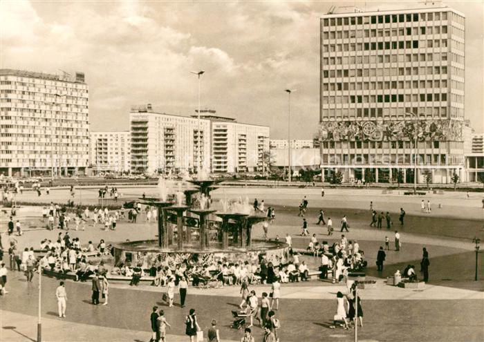 BERLIN  DE Alexanderplatz Brunnen Haus des Lehrers Hauptstadt der DDR