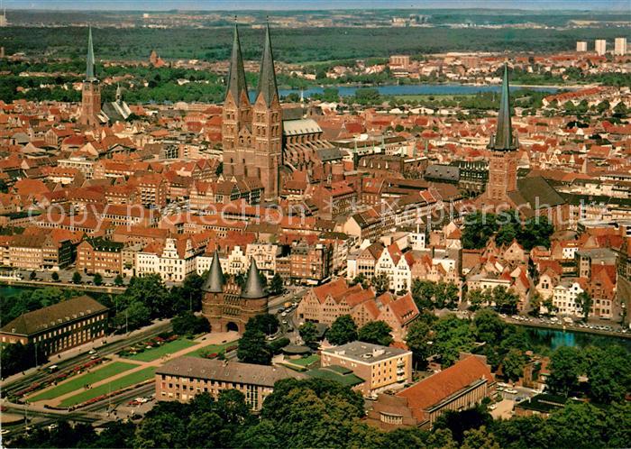 Luebeck Stadtbild mit Kirchen und Holstentor Fliegeraufnahme